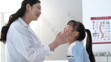 年轻女医生给小女孩检查身体
